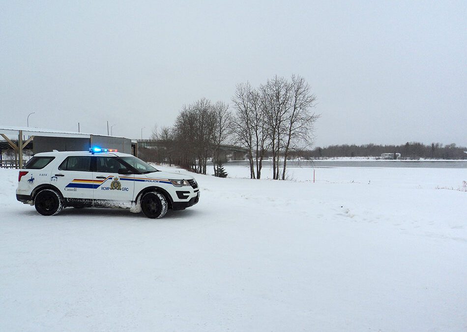 Un agent de la GRC du Manitoba sauve un homme des eaux glacées de la rivière Saskatchewan