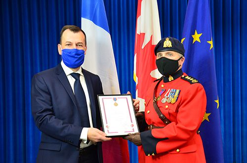 Une officière de la GRC se voit accorder la médaille de la Défense nationale française